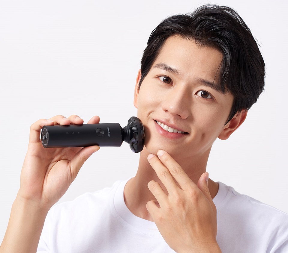 Електробритва Xiaomi ShowSee Electric Shaver Black F1-BK хлопець голиться